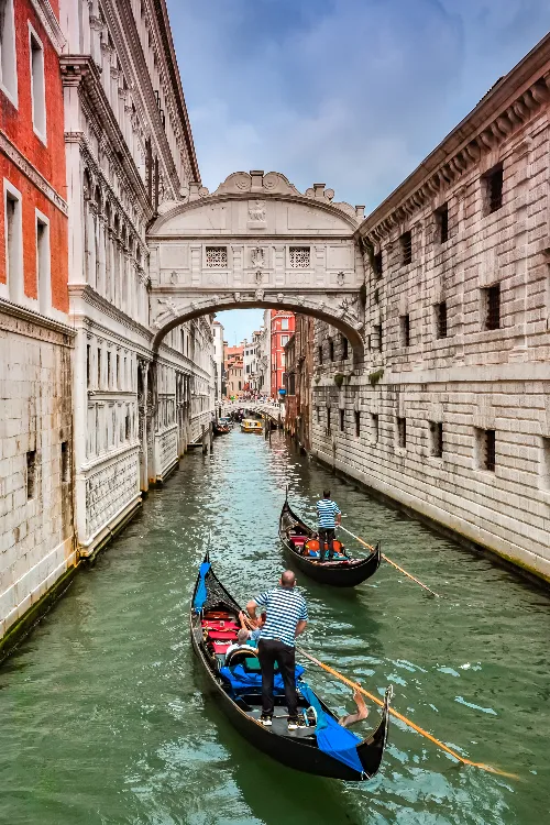 45 Minutes Enchanting Gondola Ride Activity on Grand Canal