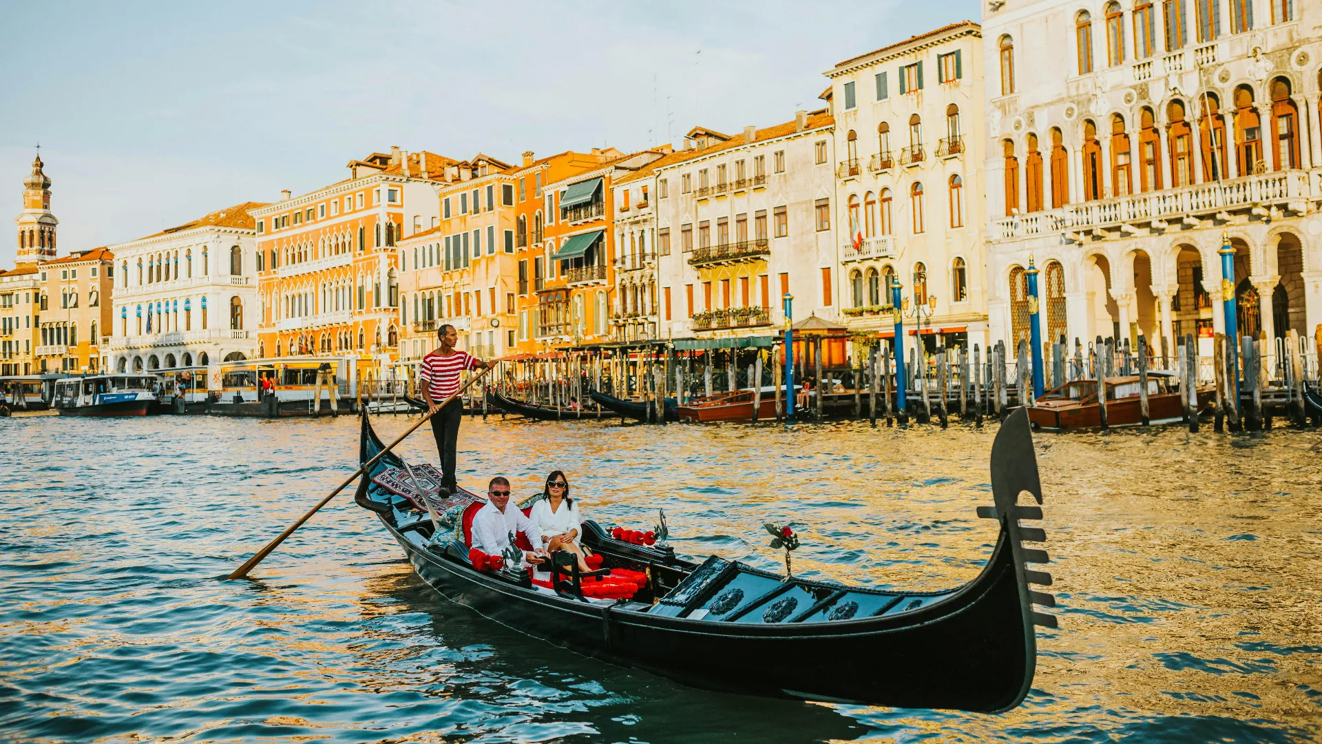 45 Minutes Enchanting Gondola Ride Activity on Grand Canal